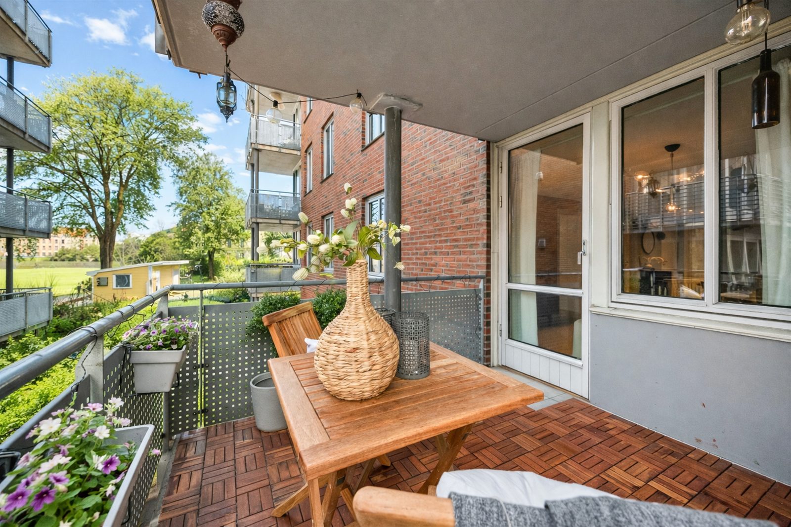 Balkongen er på ca. 7 kvm og har god plass til utemøbler og grill, samt belysning og stikkontakter på vegg. (Bildet er Ai generert) Galleribilde