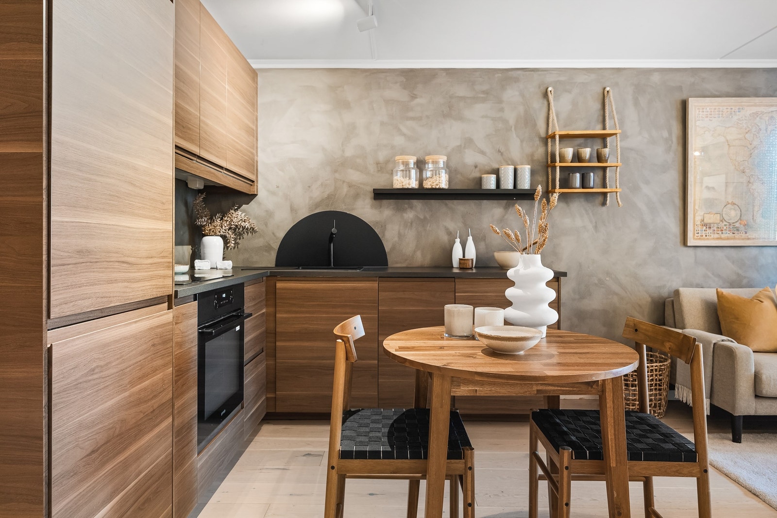 Kjøkkenet er plassert i åpen løsning mot stuen, med god plass til spisebord og stoler. Galleribilde