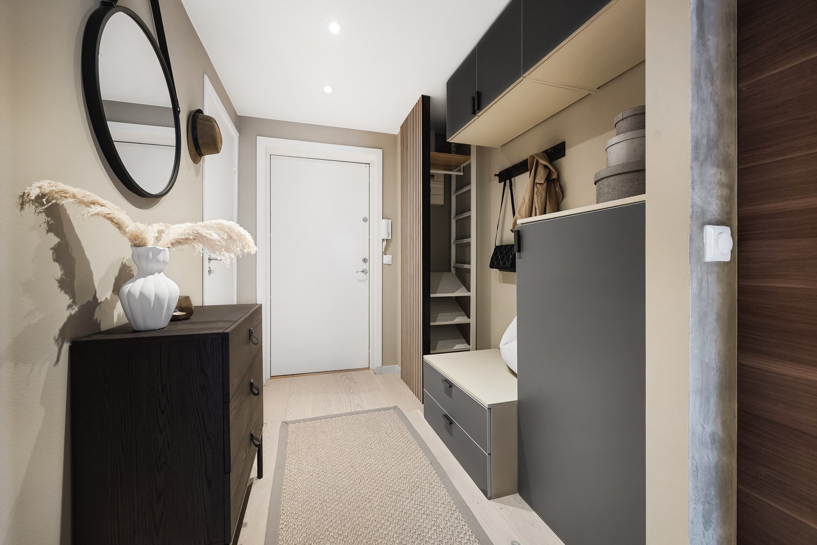 Gode oppbevaringsmuligheter med overskap for sesongbekledning. Dimbare LED-spotter i himling og nyere callinganlegg montert i gangen. Galleribilde