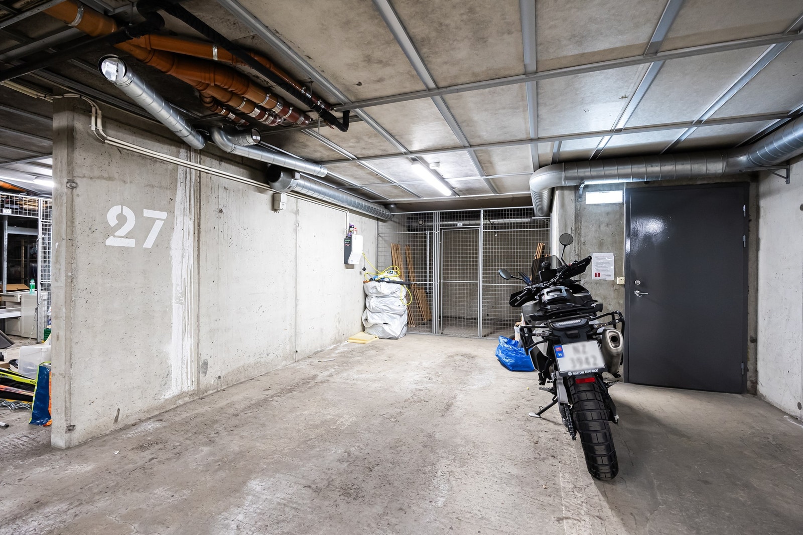 Leiligheten disponerer en romslig parkeringsplass (nr. 27) i felles garasjeanlegg. Fastmontert lader for EL-bil følger med. Galleribilde
