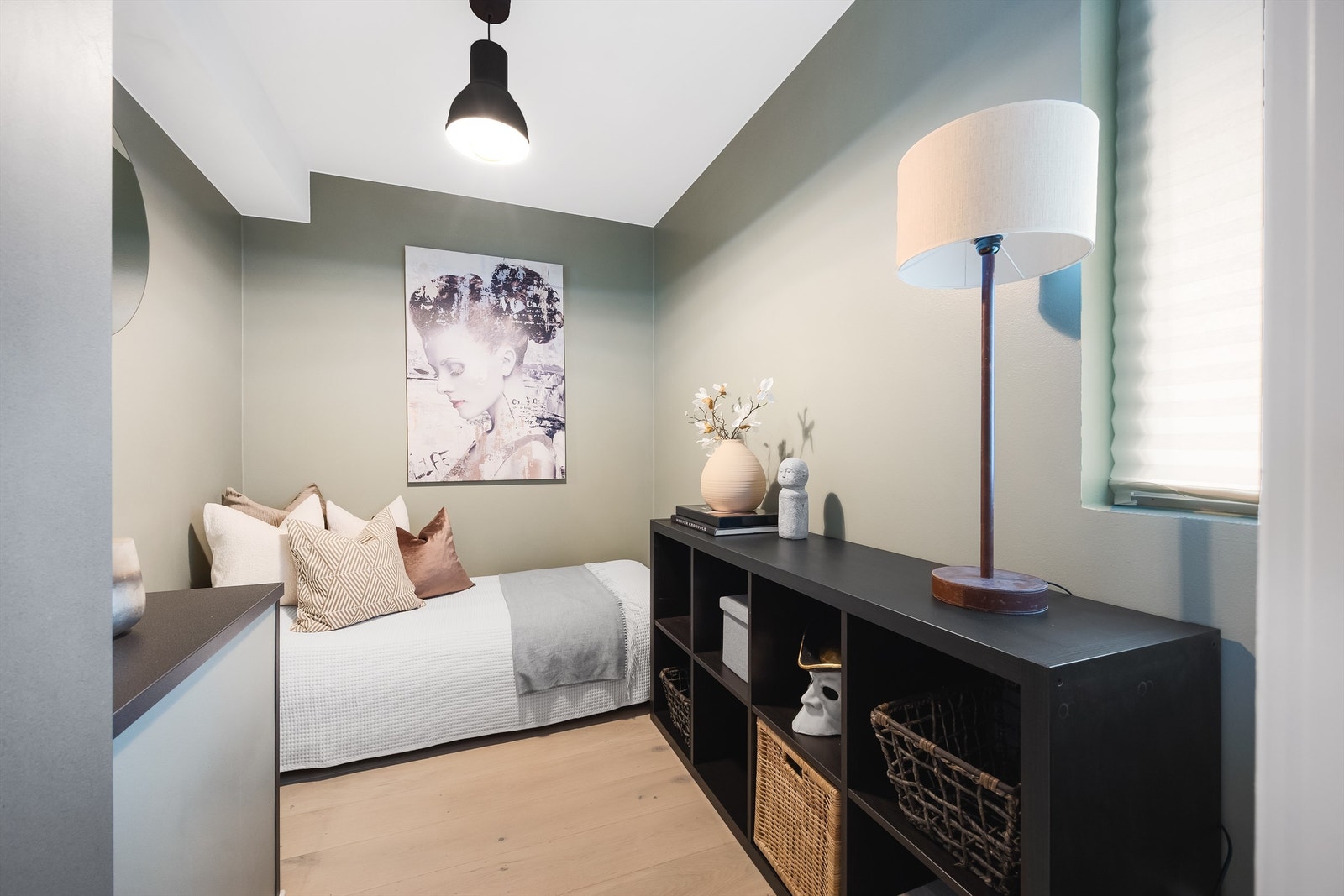 Rom benyttet som soverom er et praktisk og fleksibelt rom som egner seg godt som barnerom, kontor eller gjesterom, avhengig av behov. Galleribilde