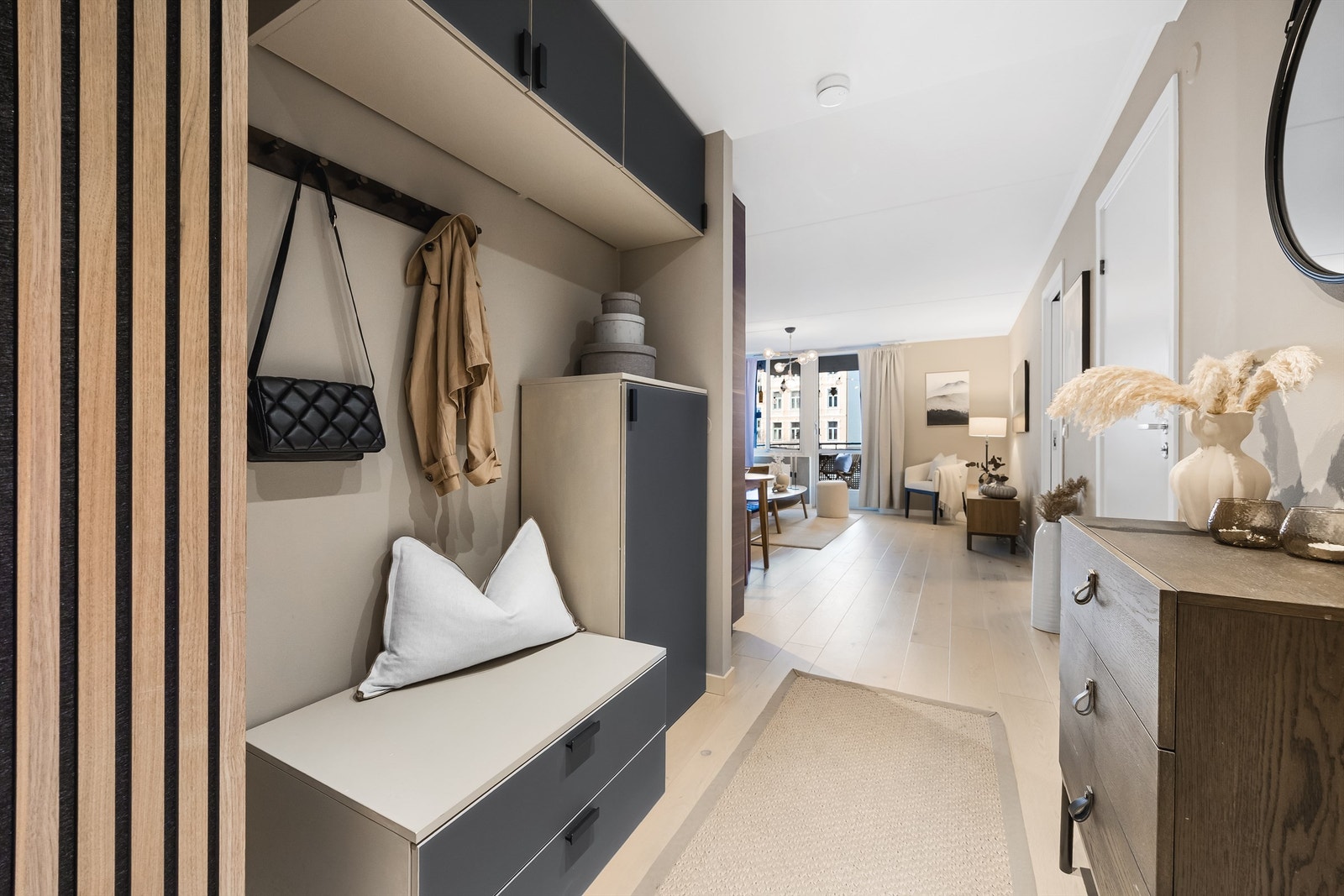 Entré med innbydende gang og akustikkpanelvegg som skjuler yttertøy og sko. Galleribilde