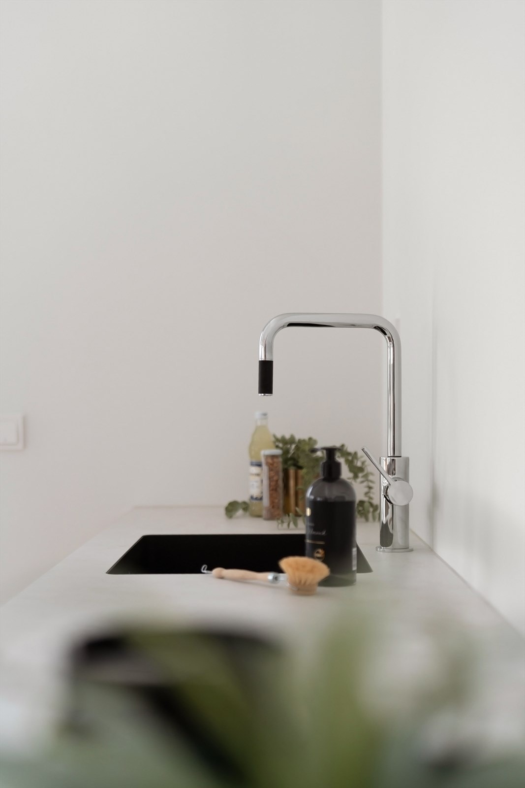 Underlimt vask i sort utførelse med blandebatteri i krom Galleribilde