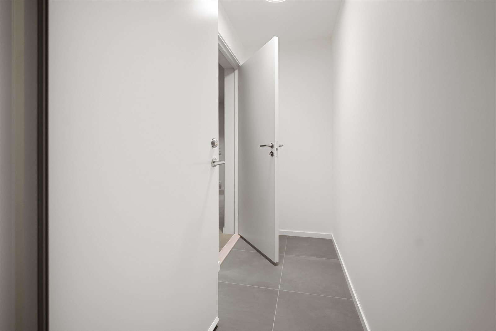 Fra hoveddelen er det sluse med direkte adkomst til garasje Galleribilde