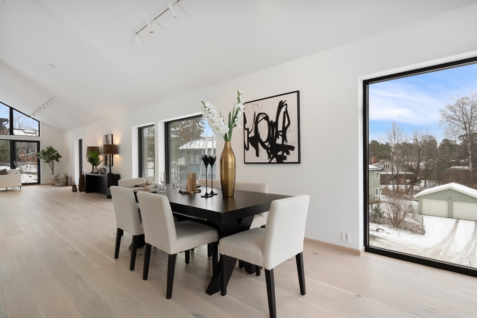 Boligen har vannbåren gulvvarme fra bergvarme i alle gulv. Oppholdsrom har lekker 1-stavs eikeparkett Galleribilde