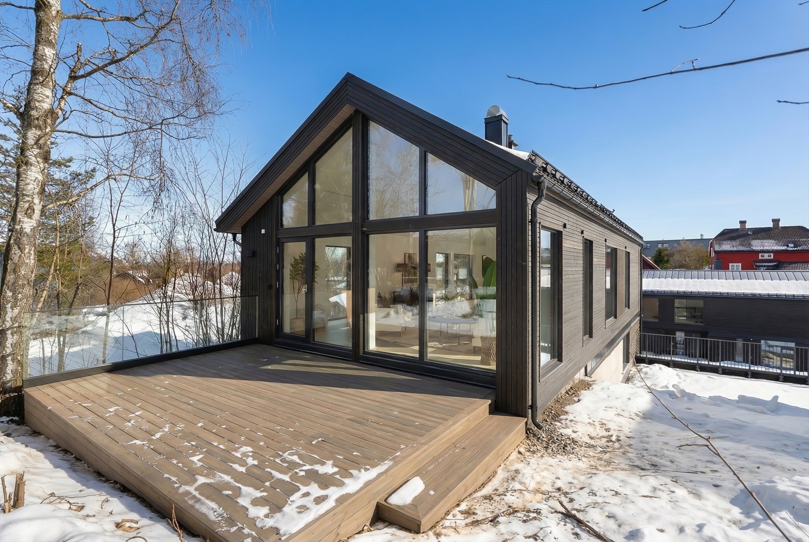 Utgang til nordvestvendt markterrasse og solrik hage. Rekkverket i glass er illustrert ved AI, avvik kan forekomme. Galleribilde