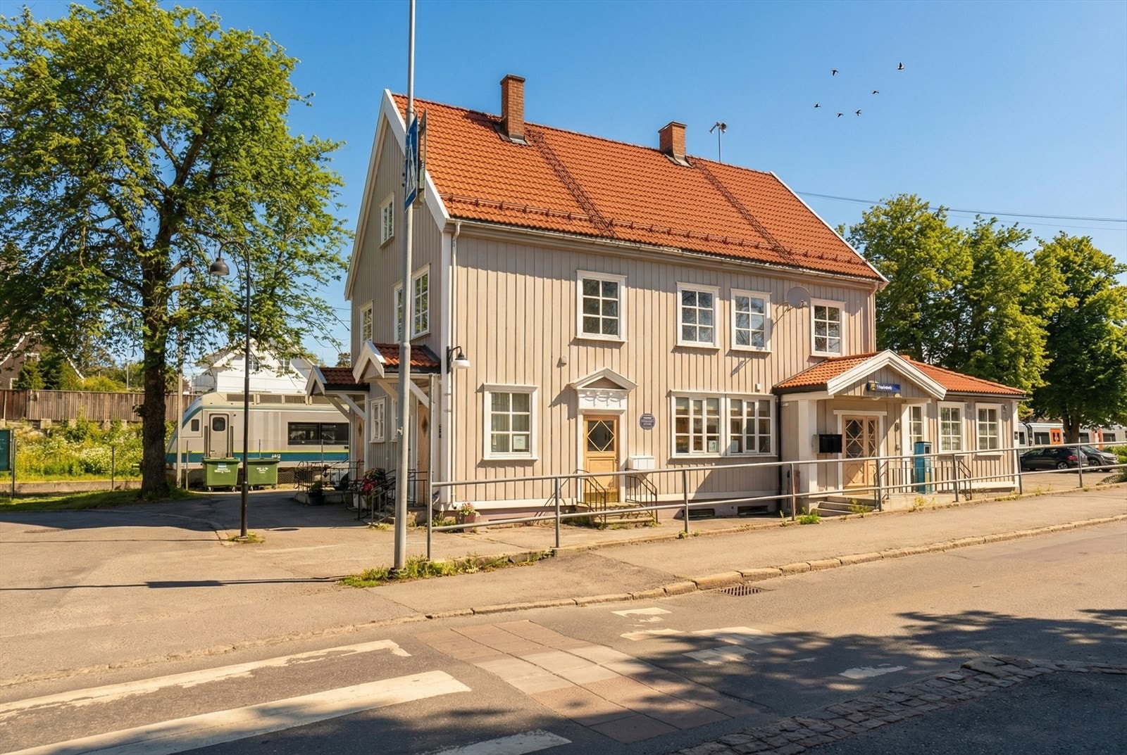 Det er kun 400 meters gange til Blommenholm stasjon med hyppige avganger. Kun 17 minutters reisetid til Oslo S Galleribilde