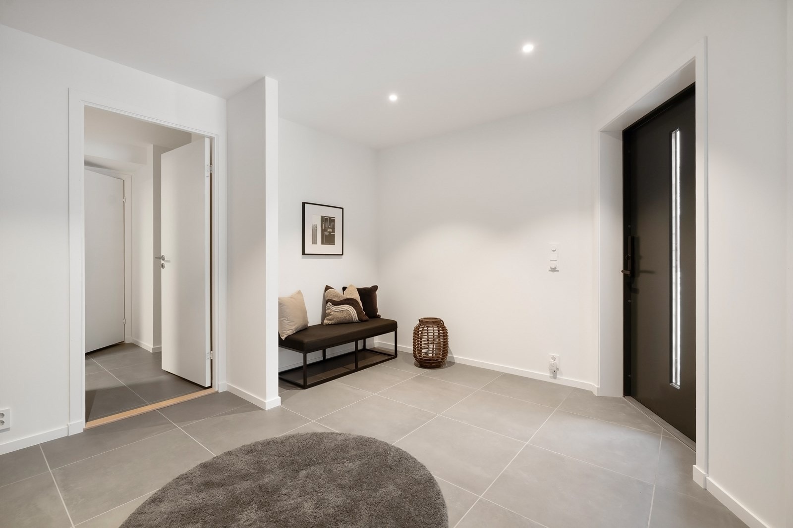 Entreen har fliser på gulv og avsatt plass til garderoberekke Galleribilde