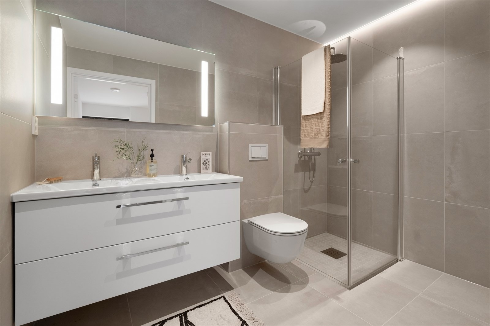 Delikat helfliset bad med dobbelvask Galleribilde