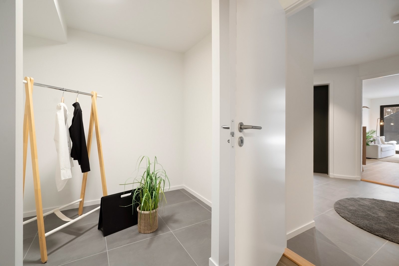 Rett innenfor hallen finner du eget garderoberom med rikelig pass til innredning Galleribilde