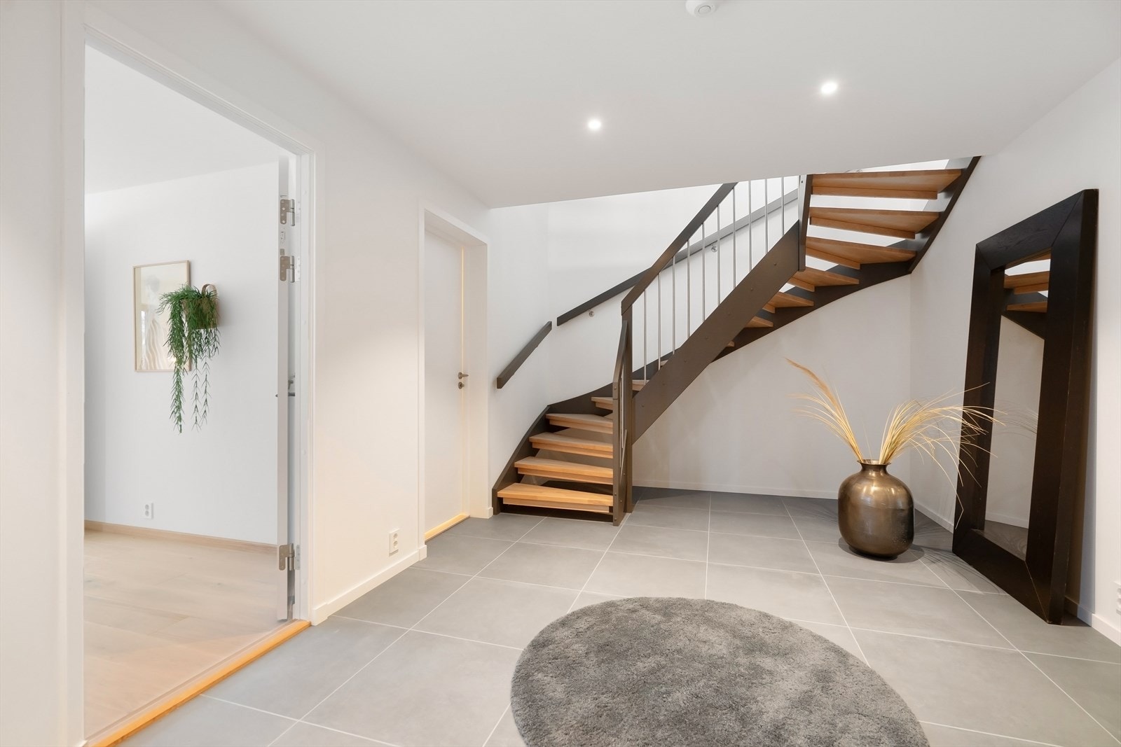 Romslig hall i entreen Galleribilde