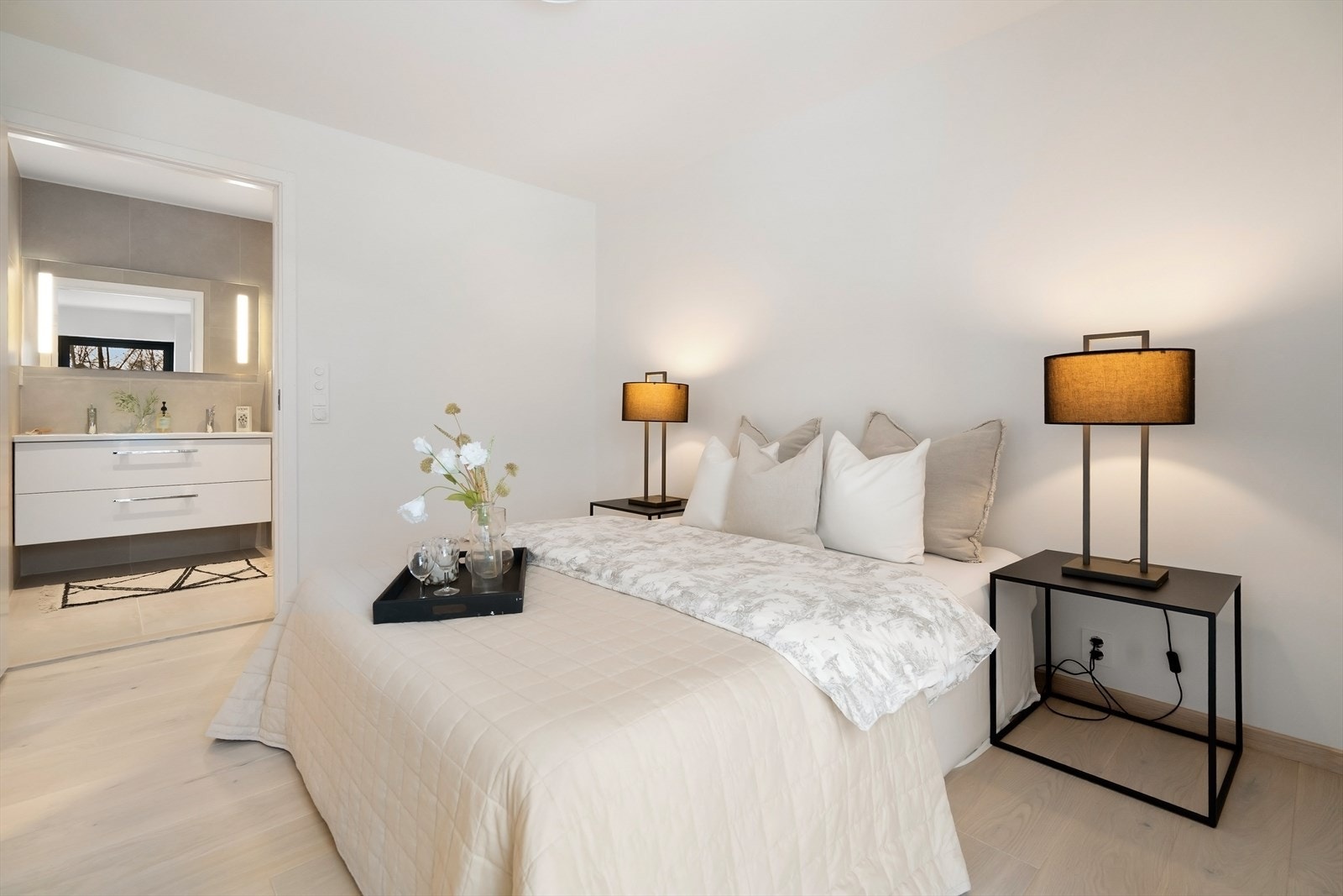 Hovedsoverom mot bad Galleribilde