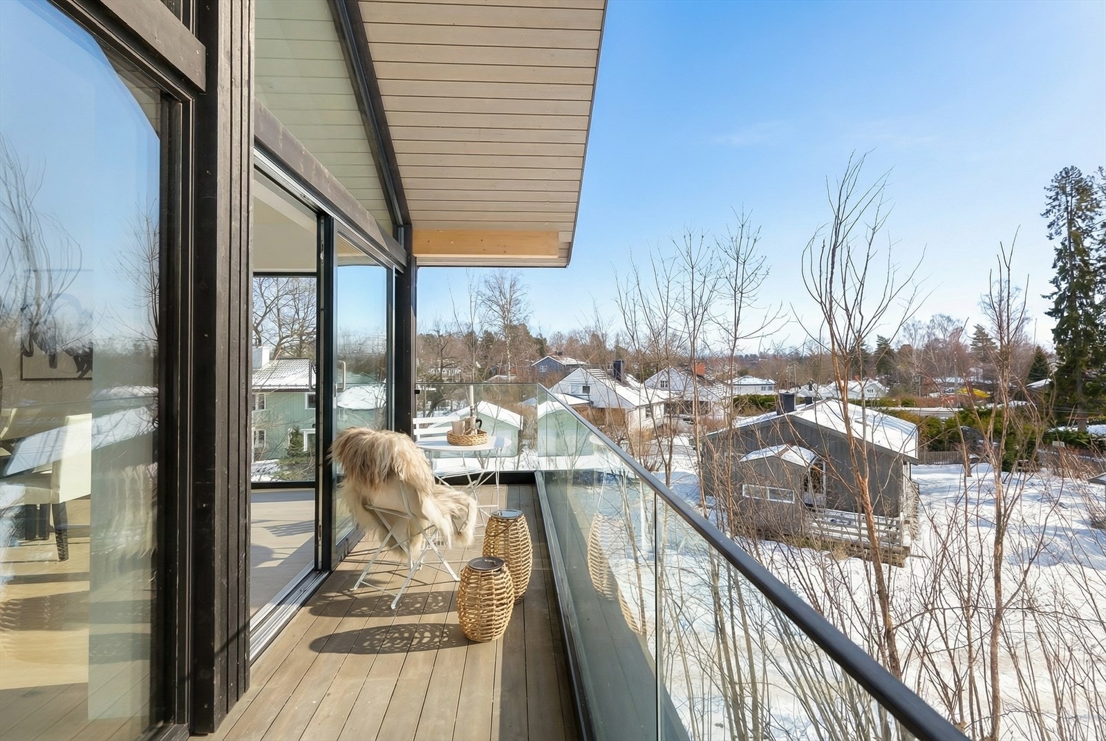 Boligen har flere uteplasser for hele familien å boltre seg på Galleribilde