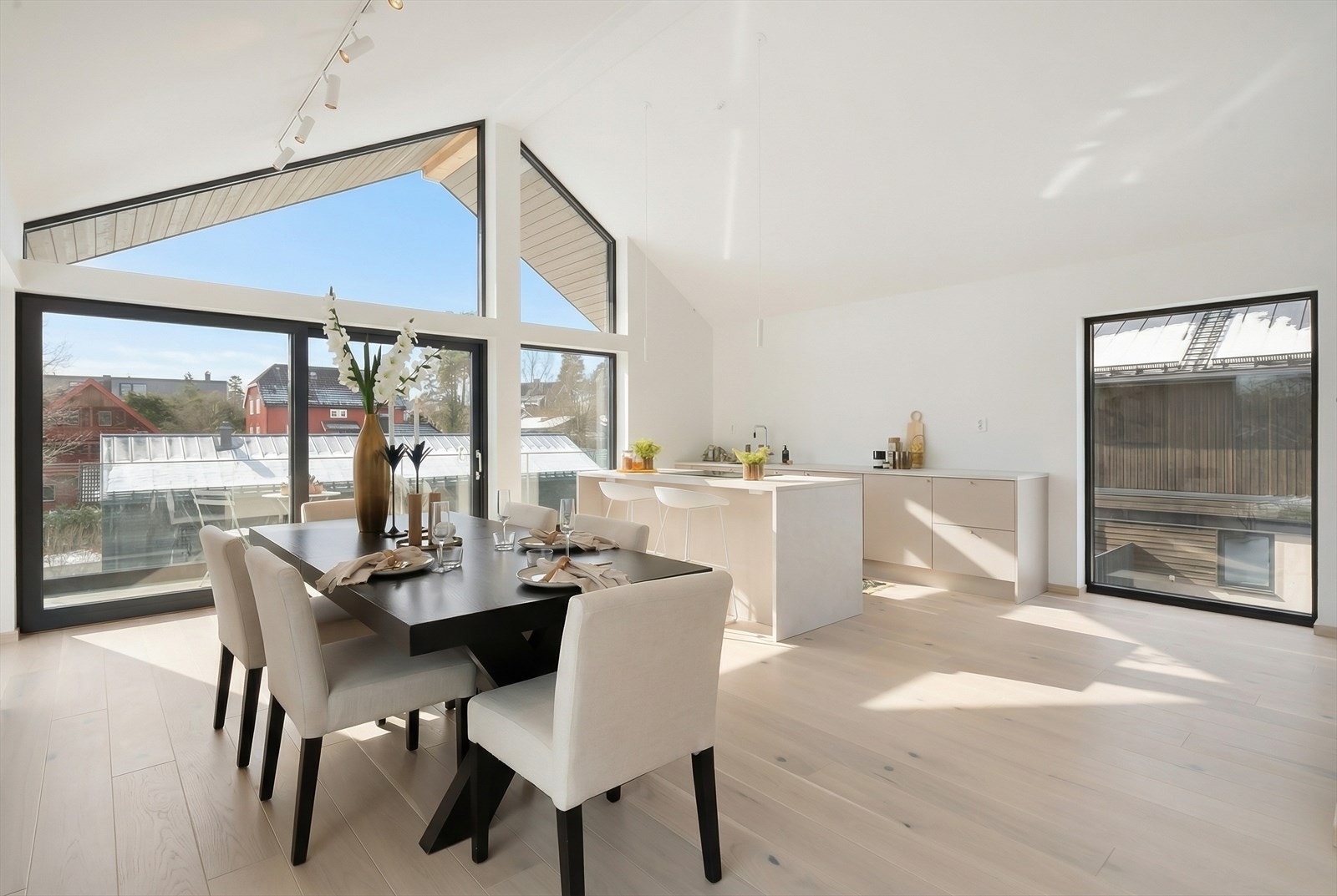 2. etasje har en herlig atmosfære med generøs takhøyde, store vindusflater og rikelig med naturlig lys fra alle fire himmelretninger Galleribilde