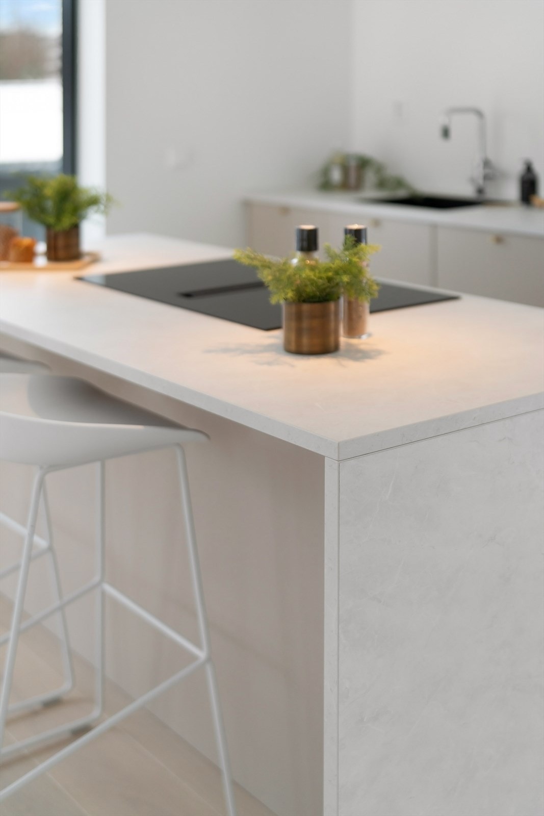 Kjøkkenøyen har sitteplasser med eluttak Galleribilde