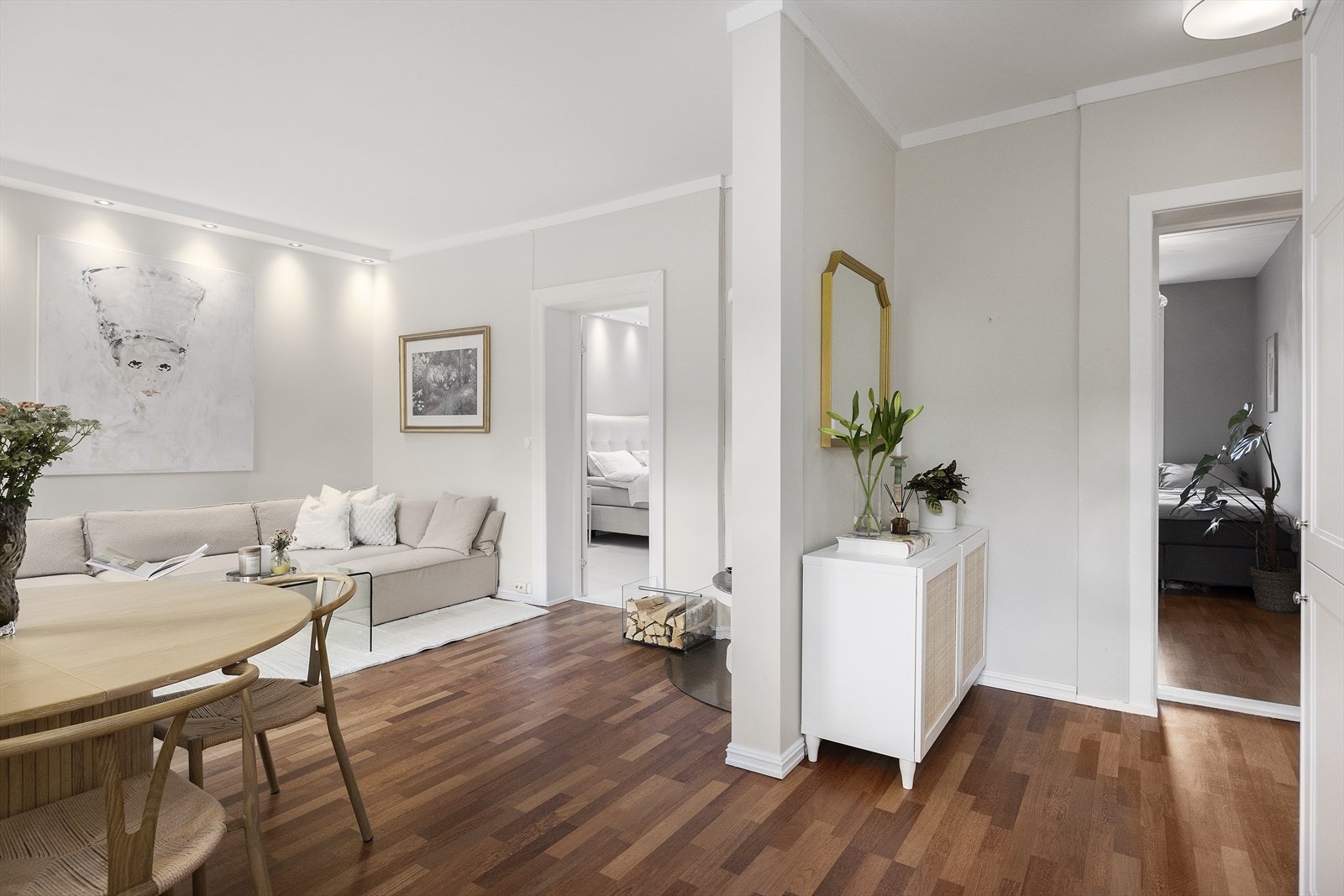 Entréen leder deg naturlig videre inn i leiligheten og binder rommene sammen på en innbydende måte. Galleribilde