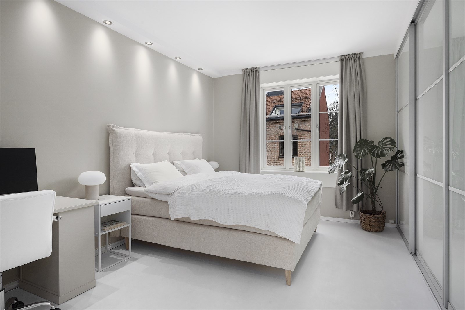 Hovedsoverommet er av god størrelse med god plass til dobbeltseng og tilhørende soveromsmøblement. Galleribilde