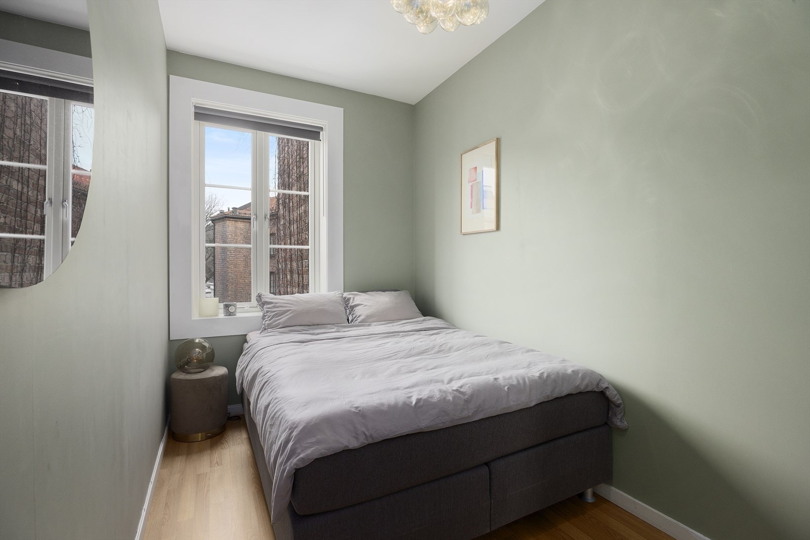 Soverom II er også av god størrelse med god plass til dobbeltseng og tilhørende soveromsmøblement. Galleribilde