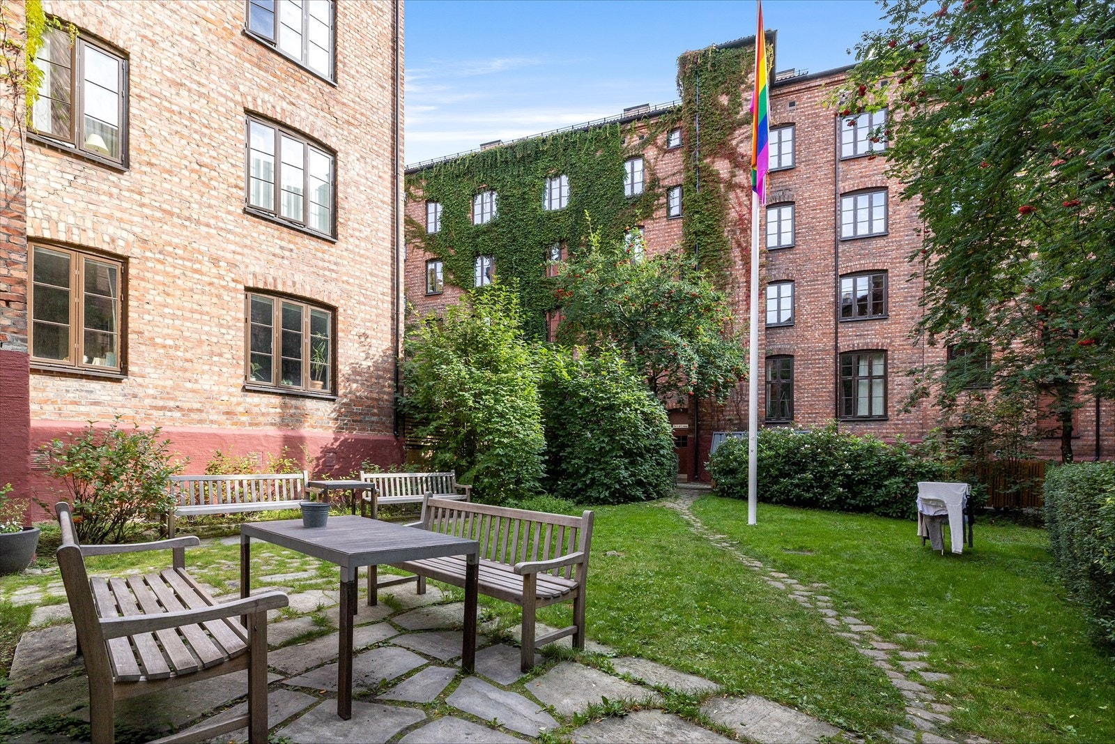 Hyggelig sittegruppe i grønn og fin bakgård Galleribilde