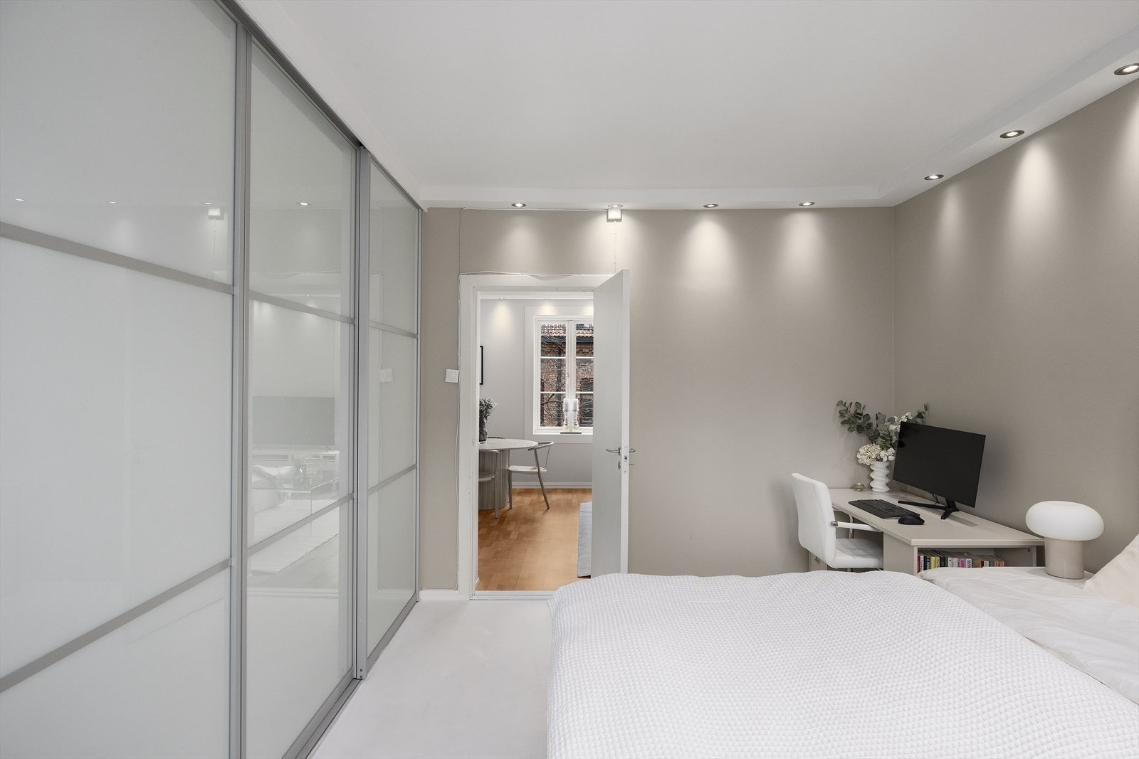 På soverommet ble både vegger og gulv malt i 2024, noe som gir rommet et oppgradert og helhetlig uttrykk. Galleribilde