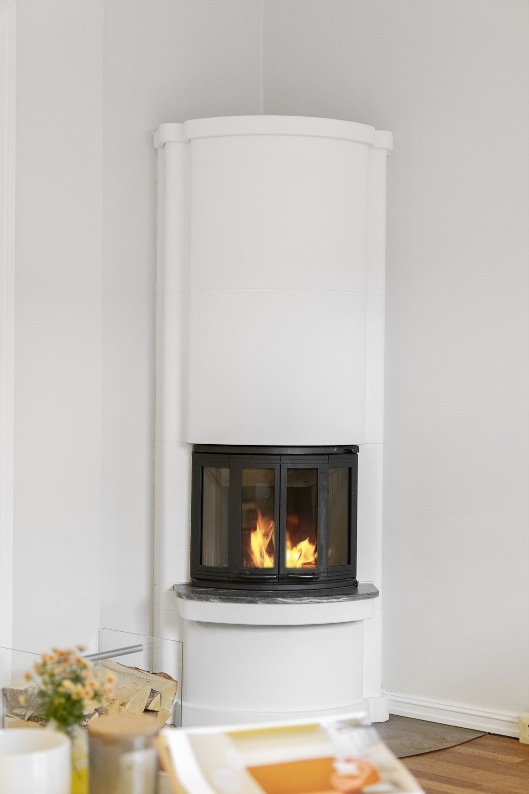 Peisovn med glassdør på ildfast plate som varmer godt på de kalde vinterdagene. Galleribilde