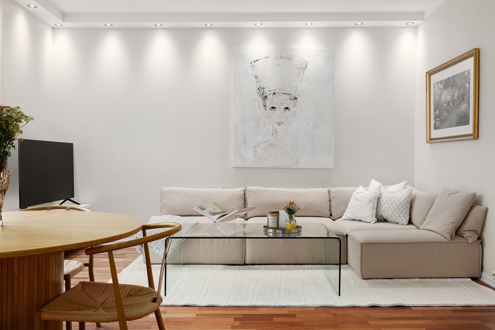 Stuen har en god og fleksibel utforming som gjør det naturlig å etablere flere soner, som sofagruppe og spiseplass. Galleribilde