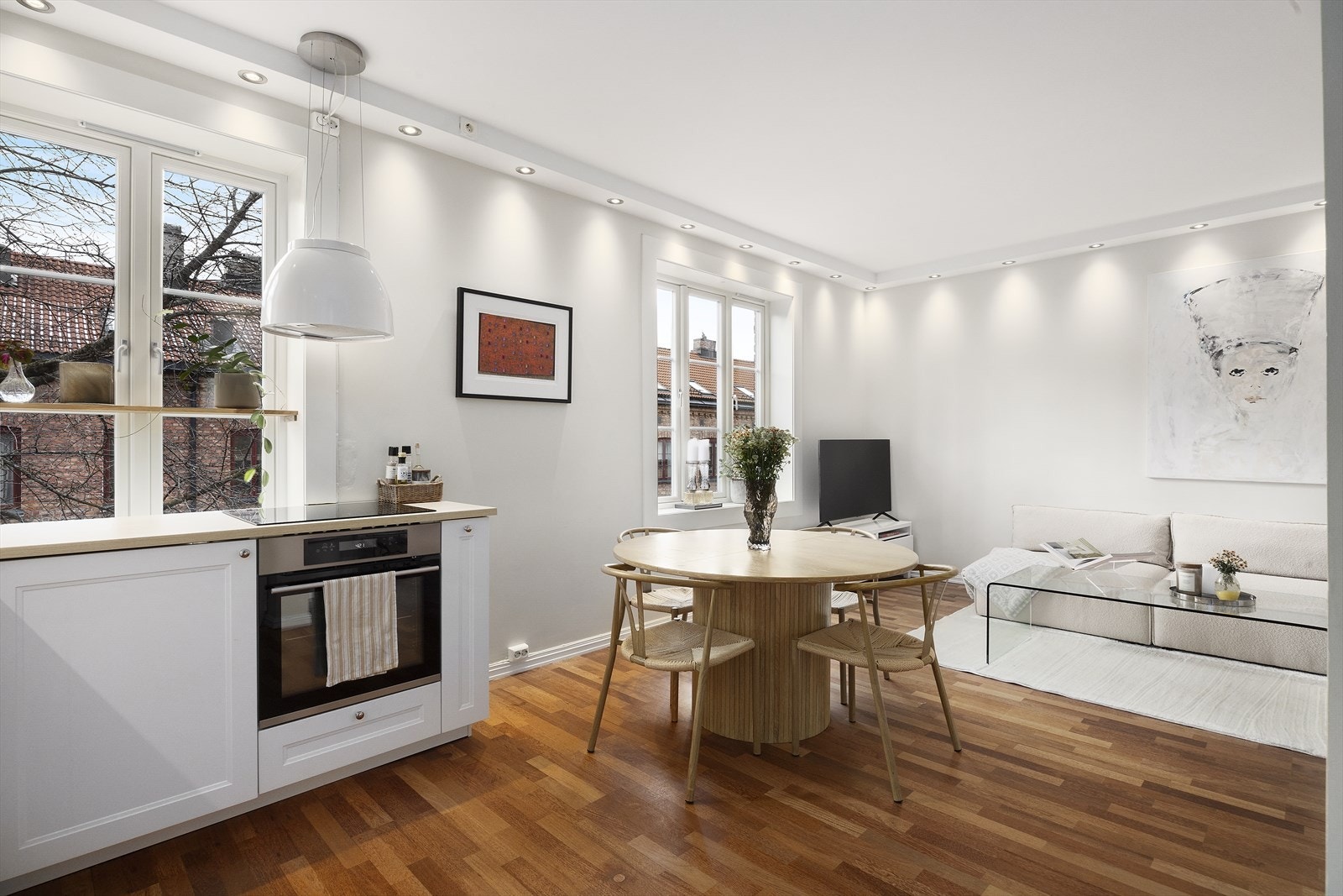 Leiligheten har en god planløsning med fine lysforhold, peis i stue og flere nyere oppgraderinger fra 2024. Galleribilde