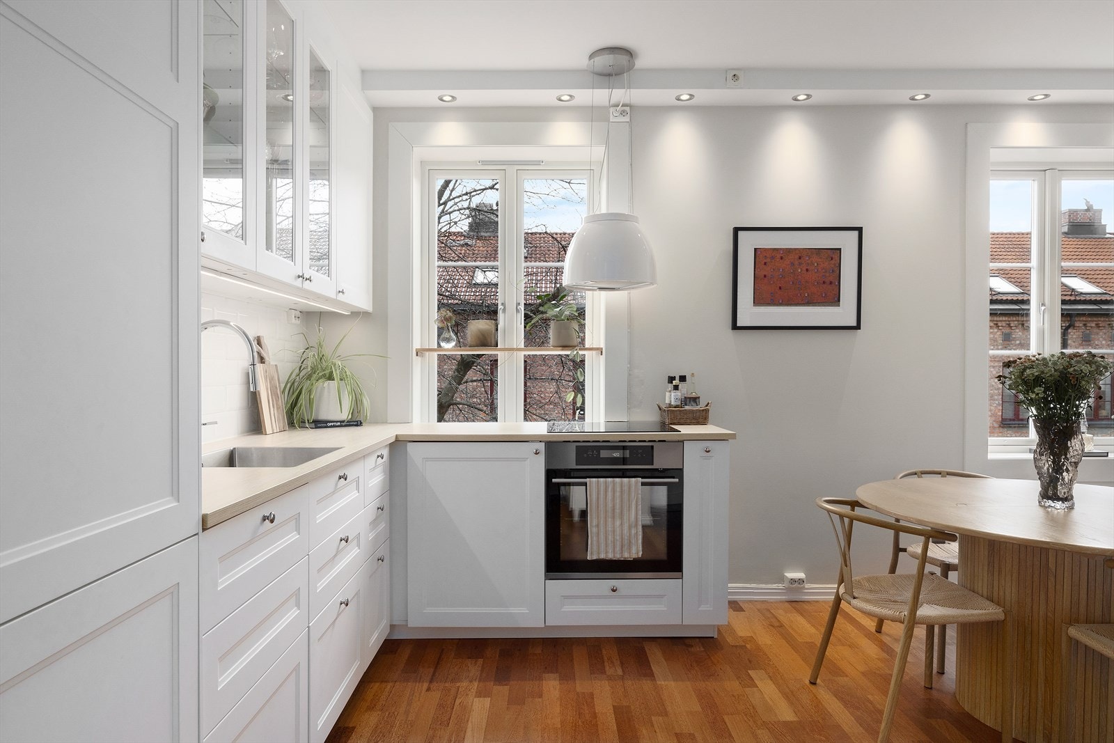 Laminat benkeplate med planlimt kum i rustfritt stål gir et helhetlig og funksjonelt arbeidsområde. Galleribilde