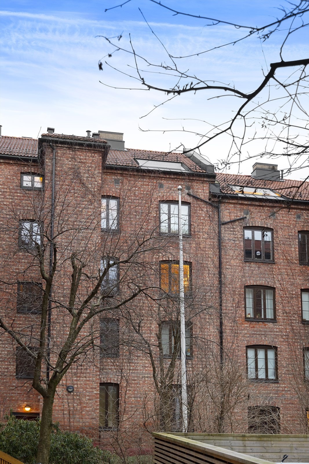 Du har flere dagligvareforretninger, kaféer, treningssentre og serveringssteder like i nærheten. Kiwi, Rema1000 og Coop Extra er i nærheten. Galleribilde