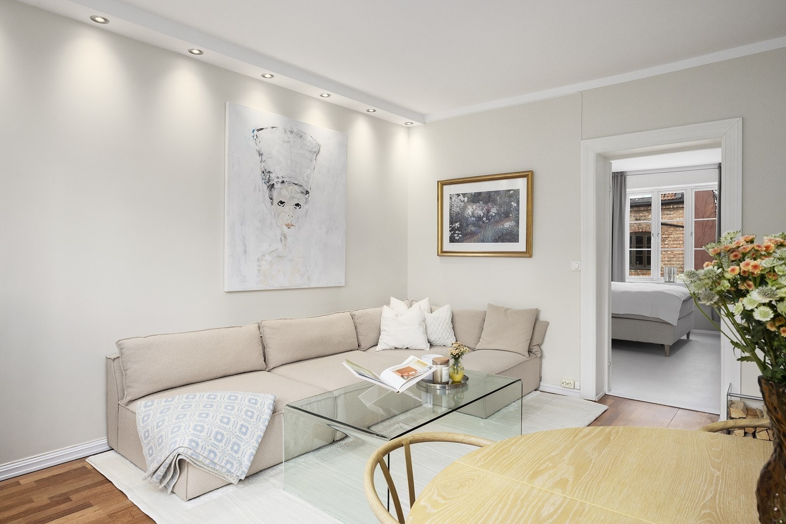 Gulvene er belagt med trestavs parkett og i 2024 ble de pusset og lakkert. Galleribilde