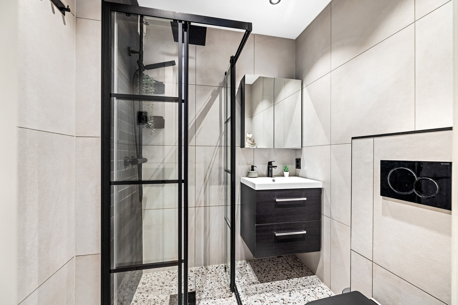 Badet ble oppgradert i 2023 og har flislagt gulv med elektrisk gulvvarme for ekstra komfort. Galleribilde