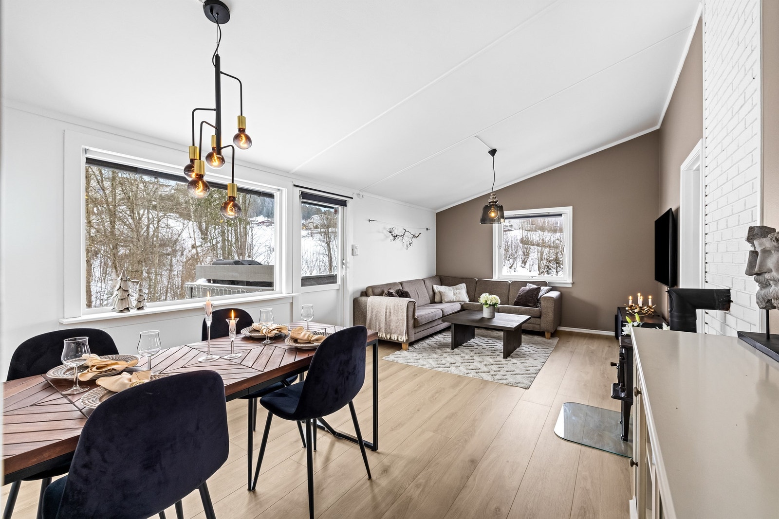 Eiendomsmegler Krogsveen v/ Andreas Christophersen ønsker velkommen til Hans Rustads veg 2! Galleribilde