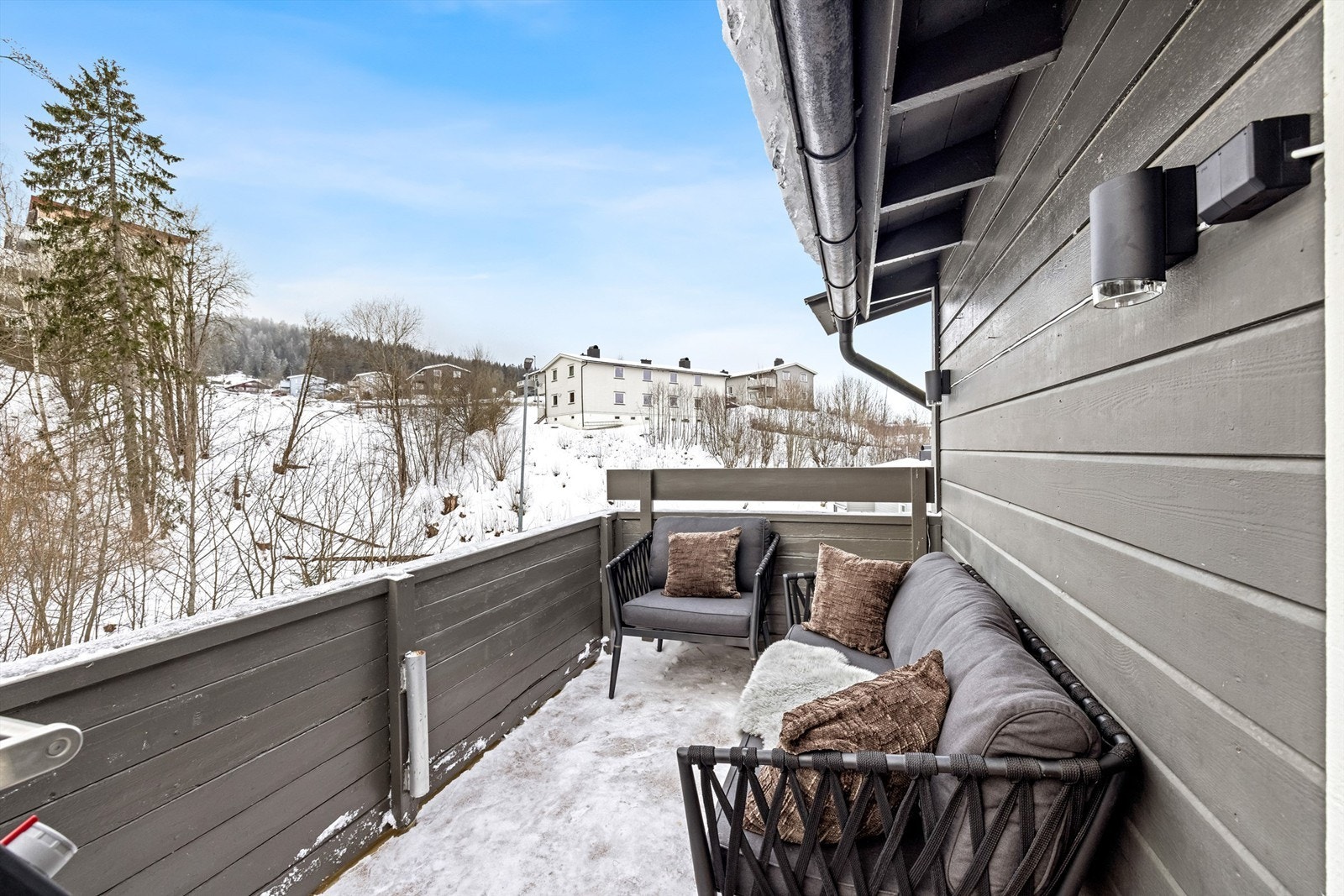 Verandaen er utstyrt med utebelysning og stikkontakter. Galleribilde