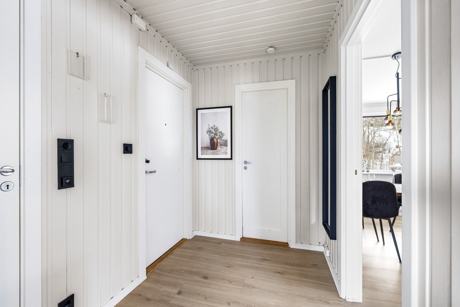 Fra felles trappeoppgang kommer du inn i en lys entré Galleribilde