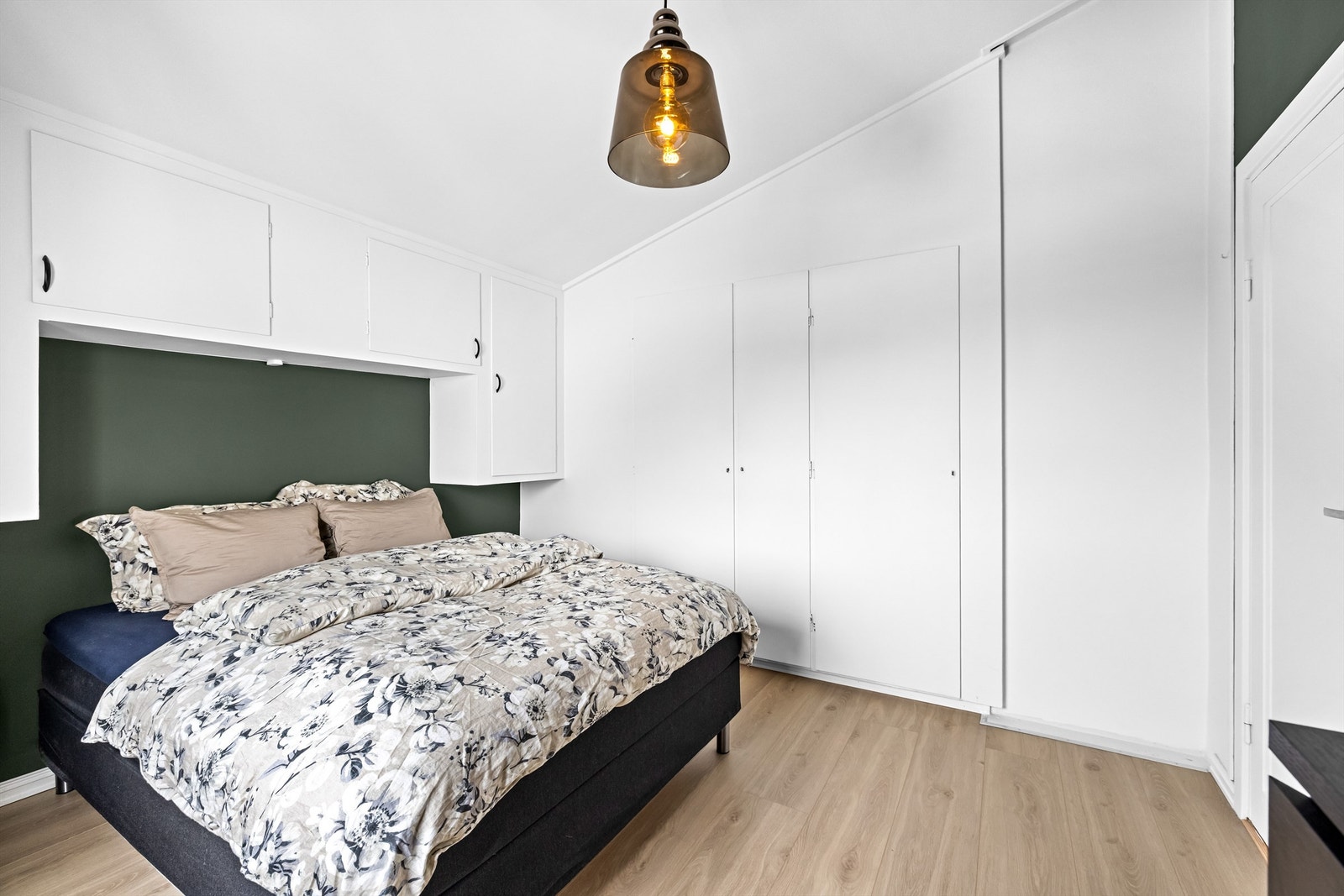 Plassbygde overskap og garderobeskap gir rikelig med oppbevaringsplass. Galleribilde