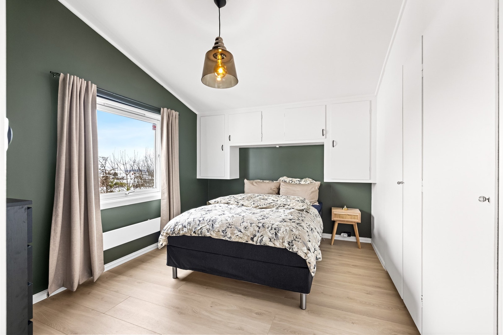 Leiligheten har to romslige soverom. Hovedsoverommet har god plass til dobbeltseng. Galleribilde