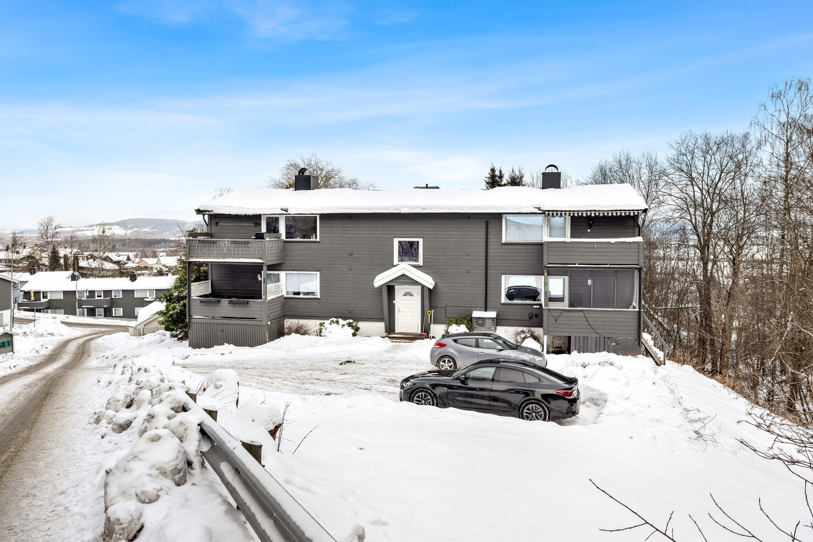 Leiligheten ligger i andre etasje i en hyggelig firemannsbolig fra 1960. Galleribilde