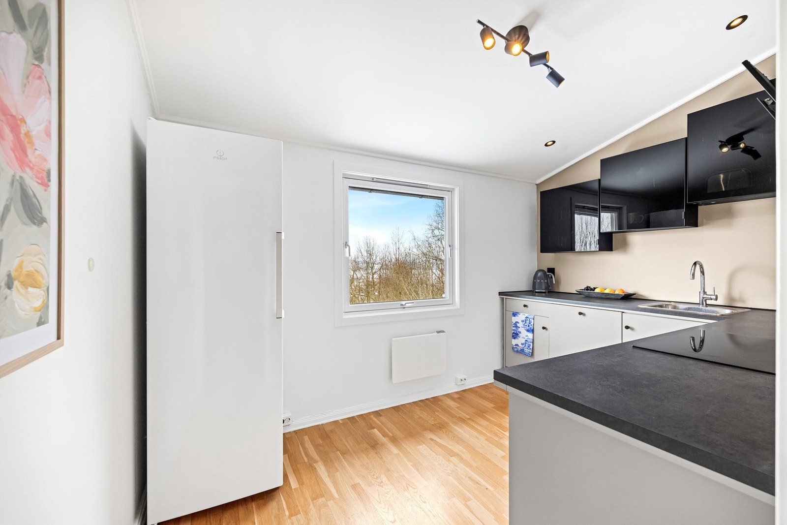 Kjøkkenet har en praktisk utforming med god benke- og skapplass. Galleribilde