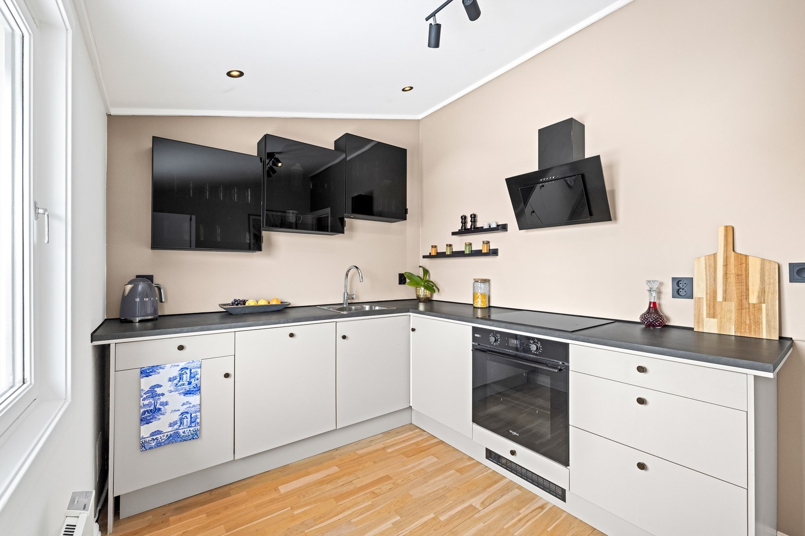 Innredningen har glatte fronter og benkeplate i laminat. Galleribilde