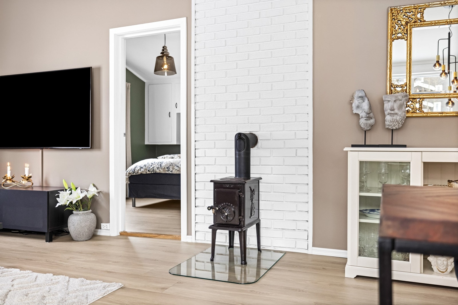 En peisovn i stuen gir ekstra varme og en koselig atmosfære på kalde dager. Galleribilde