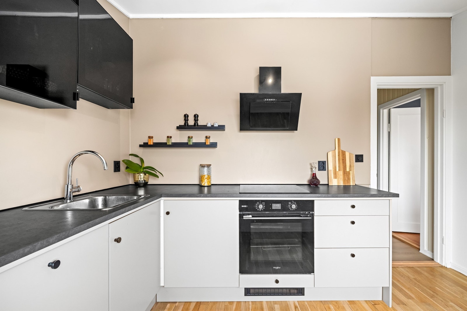 Kjøkkenet er utstyrt med integrert komfyr med nedfelt induksjonstopp. Galleribilde