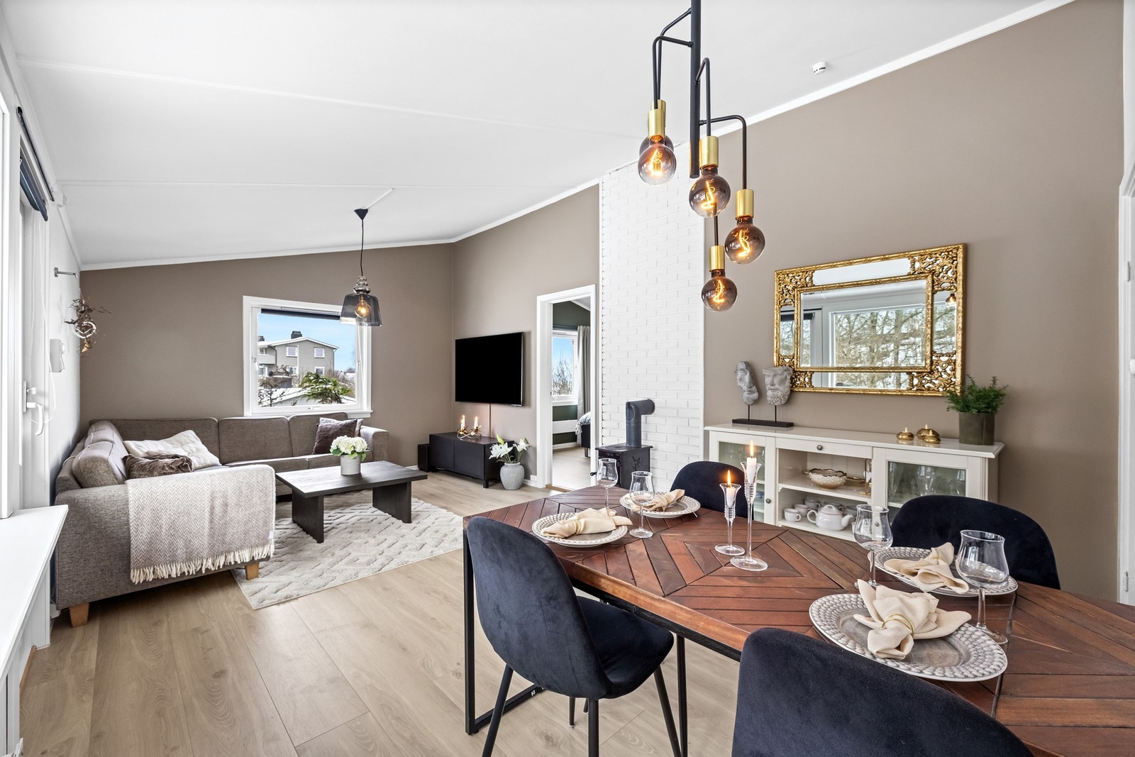 Gjennomgående planløsning og store vindusflater gir en åpen romfølelse. Galleribilde