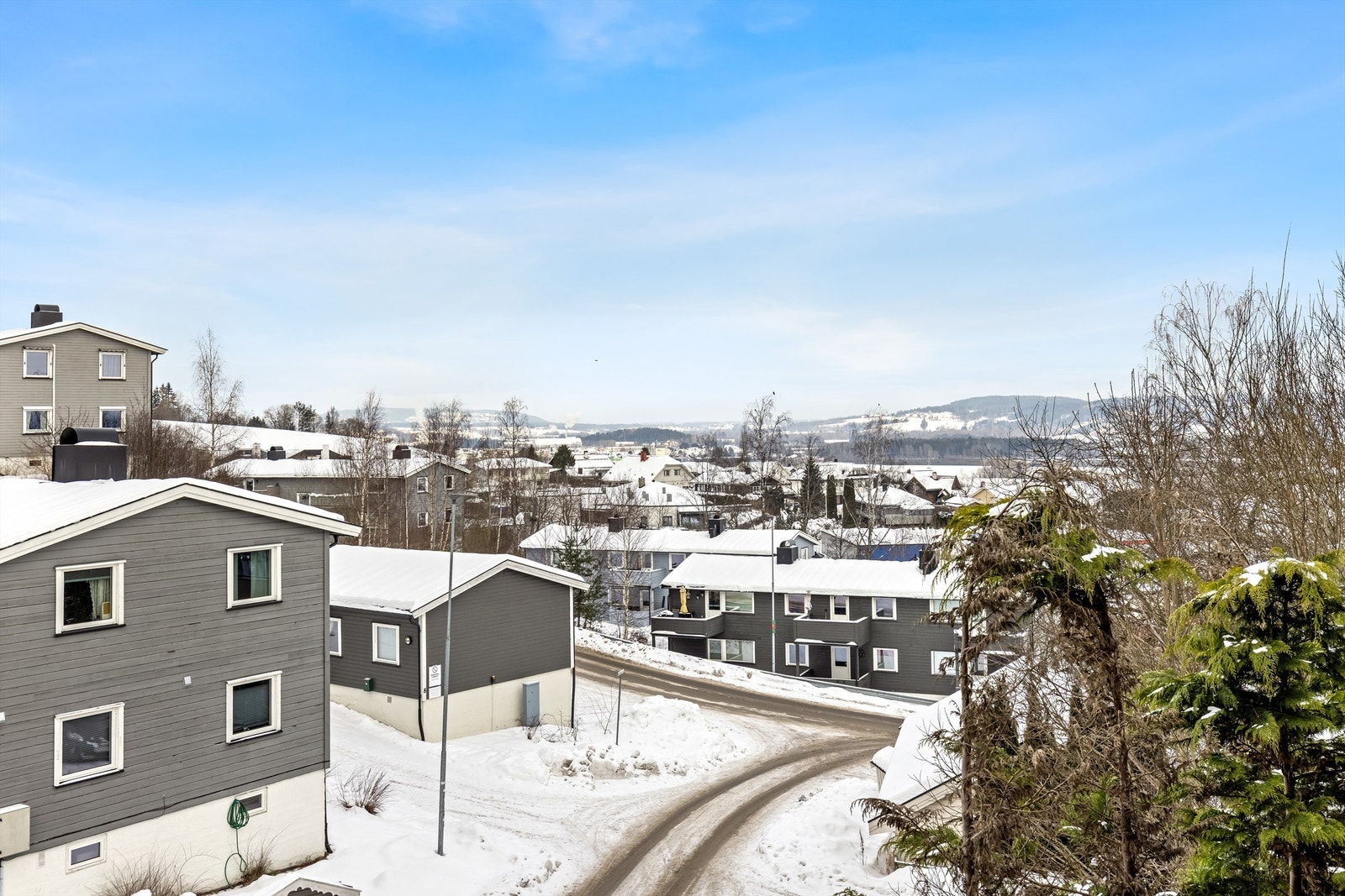 Det er kort gangavstand til Marikollen Torg med dagligvare, apotek og bibliotek. Galleribilde