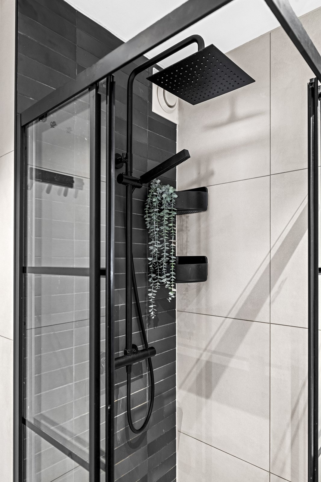 Dusjnisje med skyvedører og moderne dusjarmatur. Galleribilde