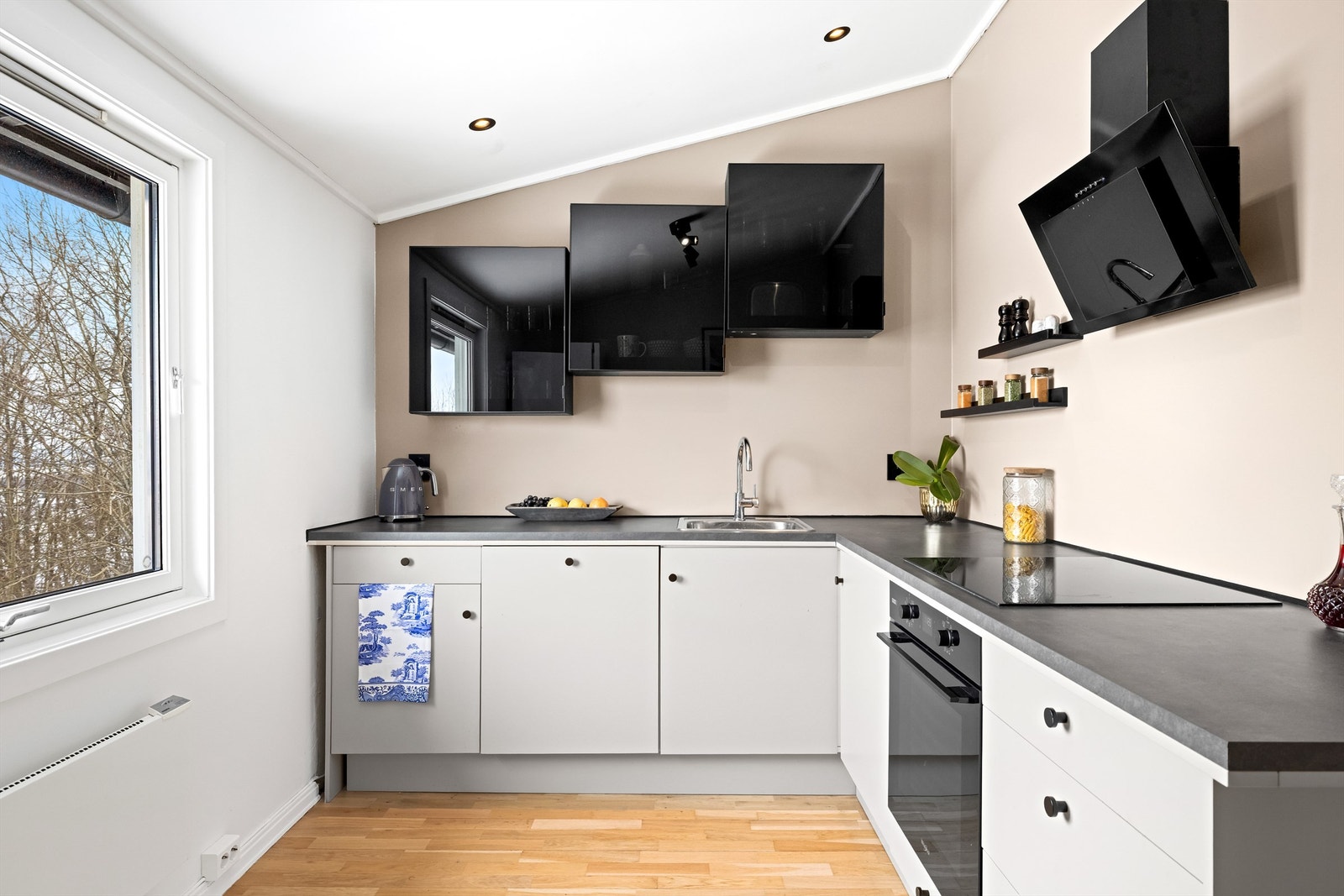 Leiligheten har et adskilt og moderne kjøkken fra Epoq fra 2023 Galleribilde