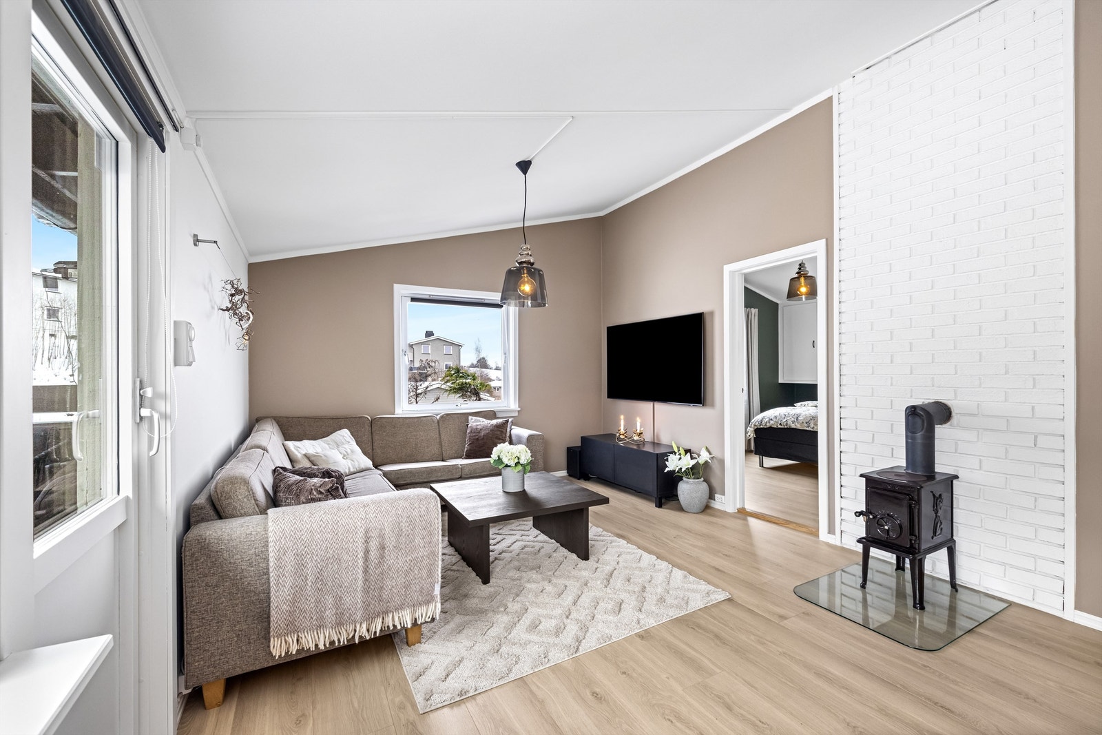 Stuen er et lyst og luftig samlingspunkt med god takhøyde og plass til både sofagruppe og spisebord. Galleribilde