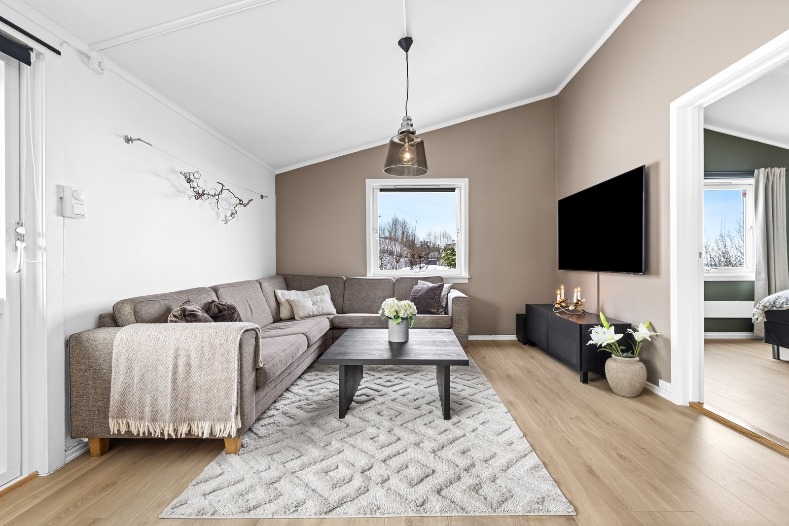 Den gode takhøyden, målt opptil 3,20 meter, bidrar til den luftige atmosfæren. Galleribilde