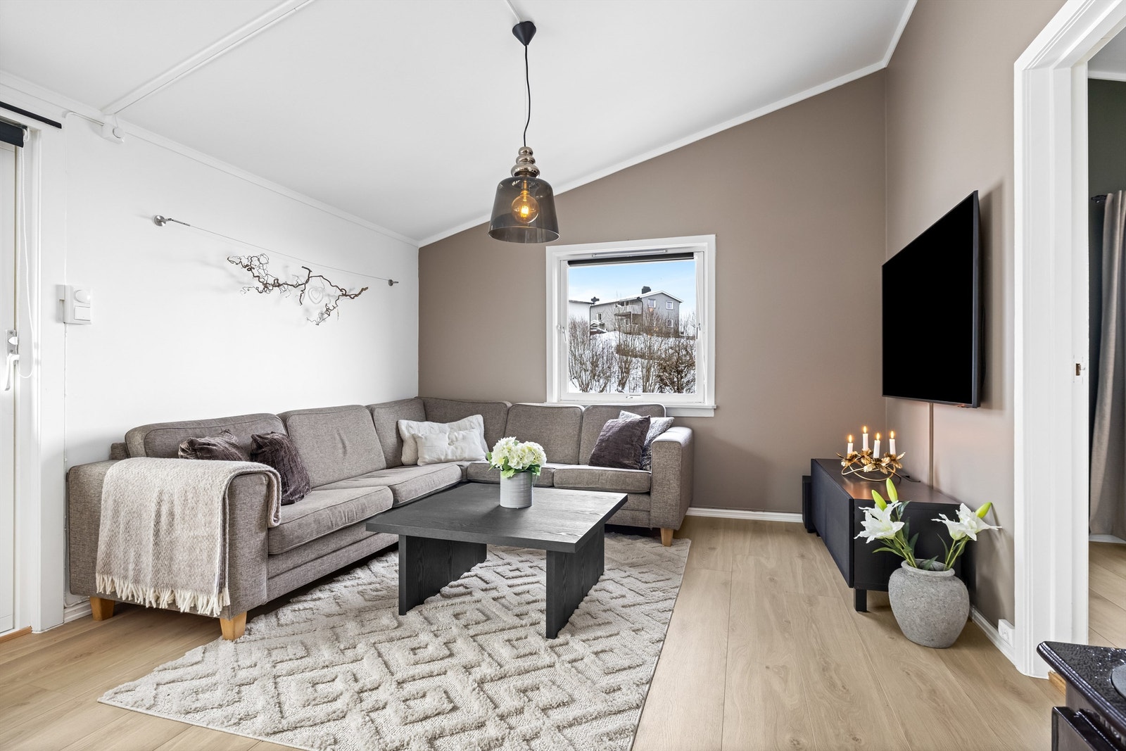 Gulvene i stuen, hovedsoverommet og gangen er nylig lagt. Galleribilde