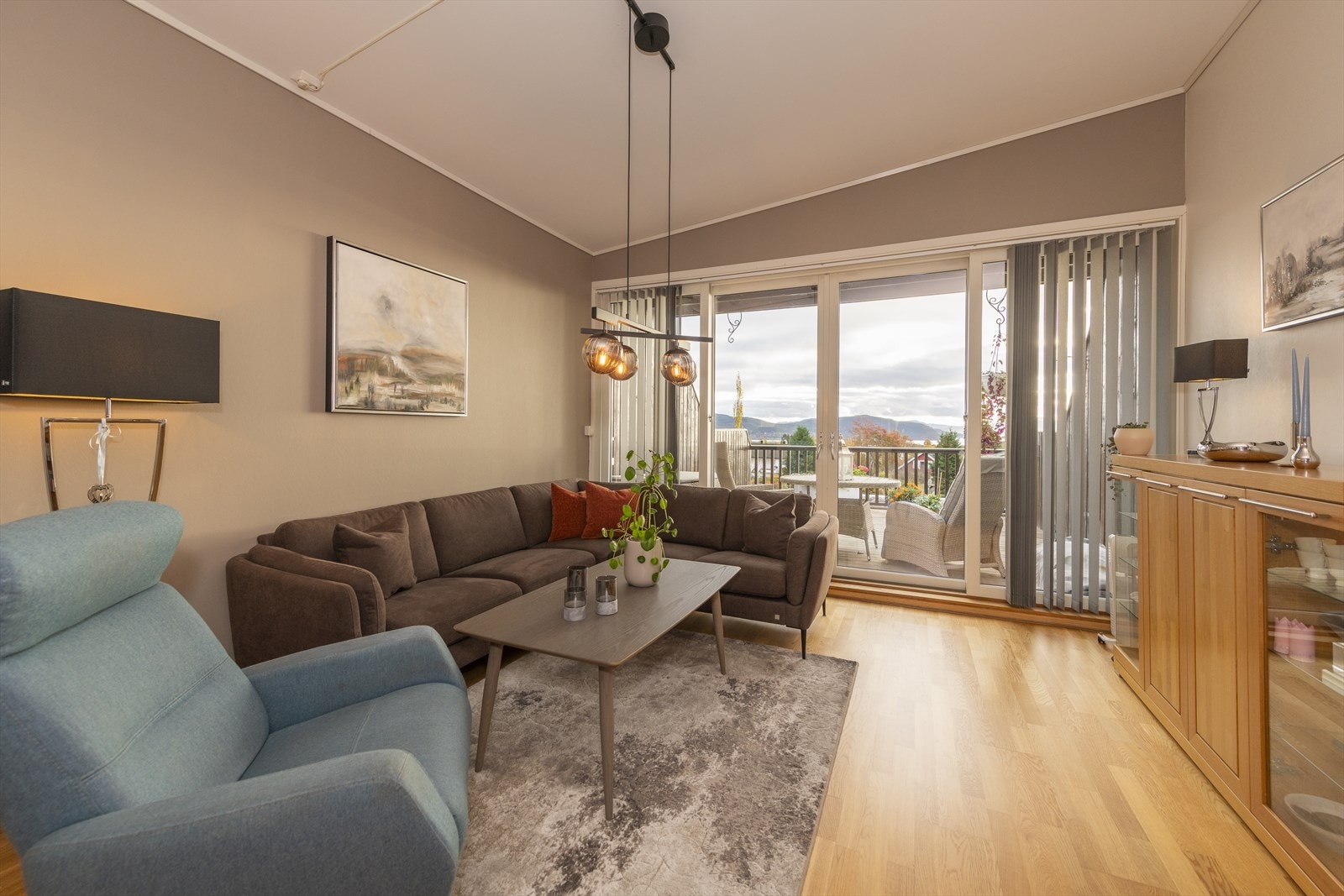 Fra stuen har du direkte tilgang til en romslig og lun balkong. Galleribilde