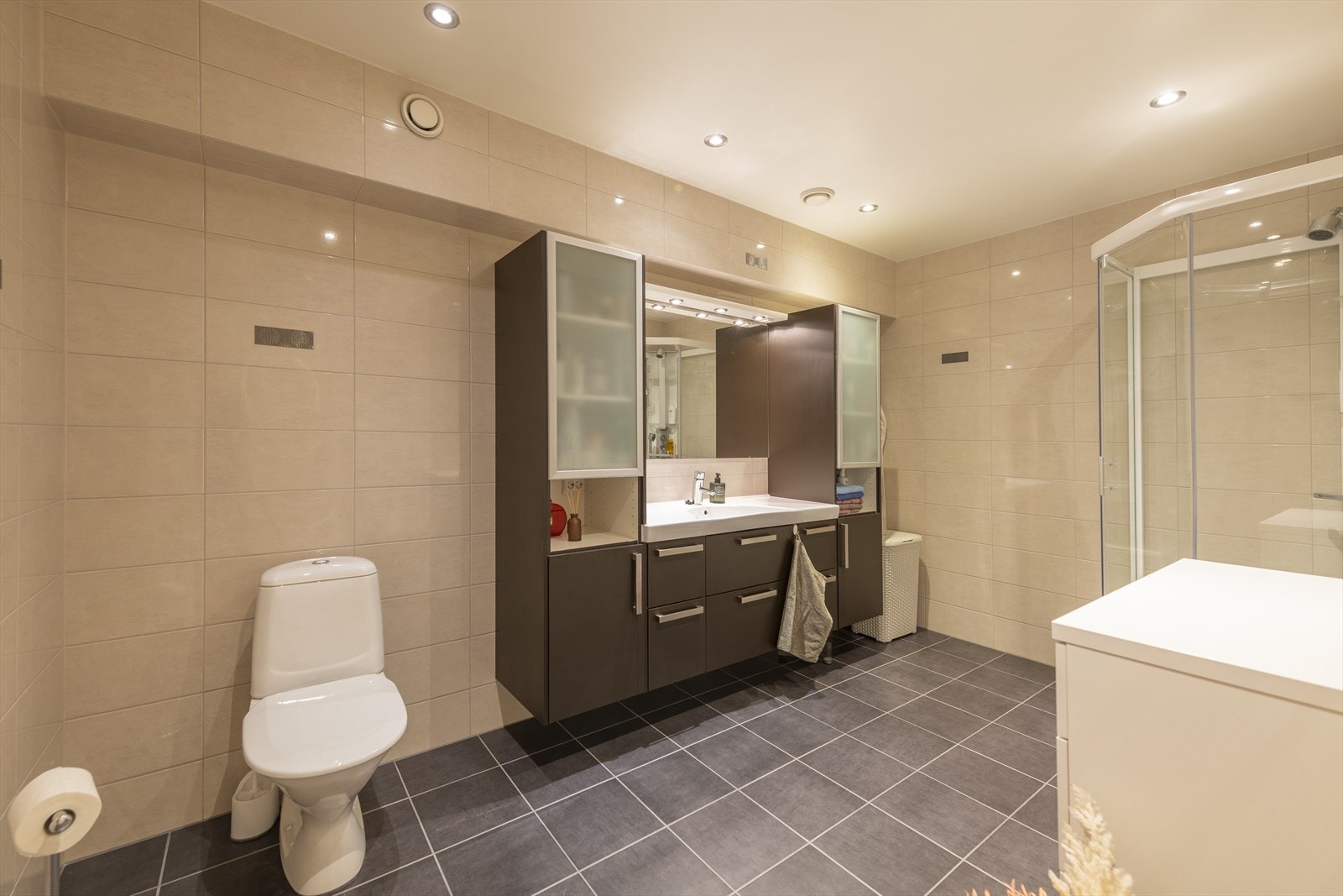 Romslig bad beliggende i 2. etasje. Galleribilde